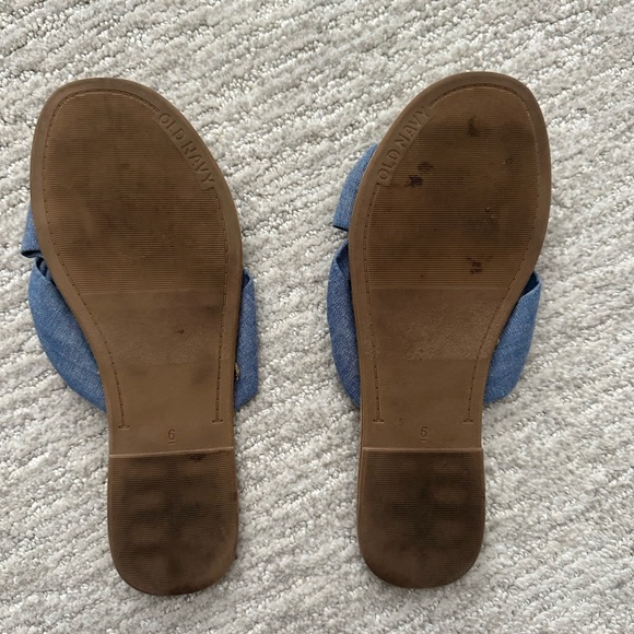 💙 Old Navy Denim Blue Bow Slide Sandals Sz 6 – Casual Summer Travel Vibes ☀️ - Picture 3 of 4